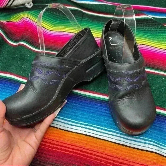Dansko Womens Black/Purple Feather Clogs Womens 36 - Picture 2 of 7